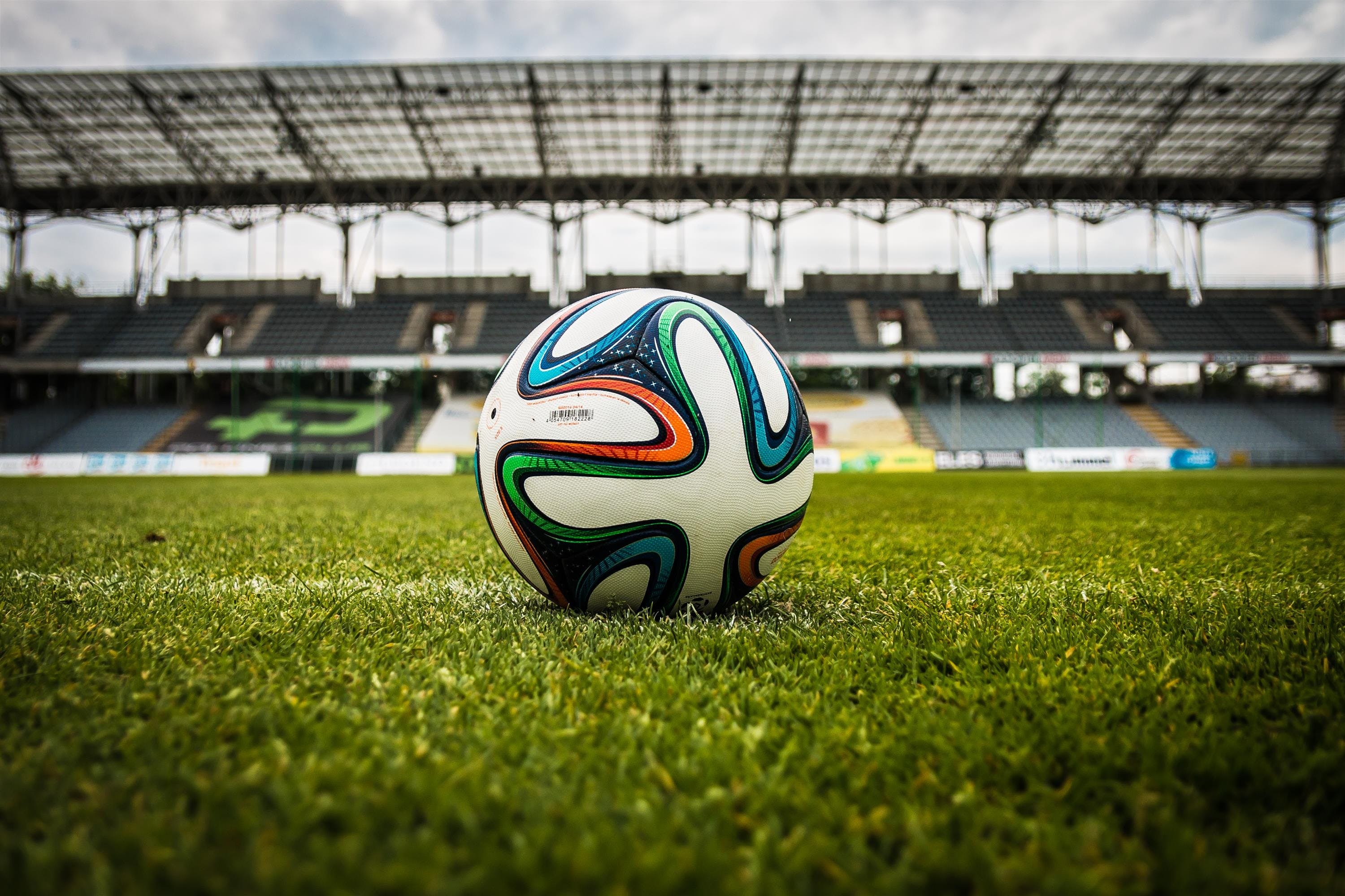 Ball auf dem Fußballplatz im Österreich